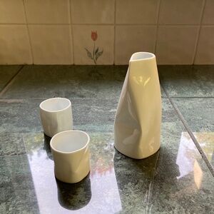 Porcelain sake set. White.
